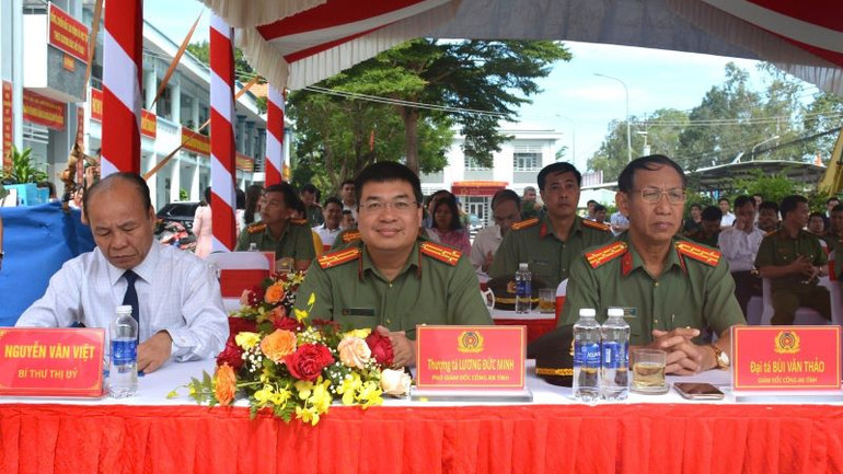 Lãnh đạo Công an tỉnh và Thị ủy thị xã Phú Mỹ dự lễ khánh thành trụ sở công an xã. (Trong ảnh: Thượng tá Lương Đức Minh, Phó Giám đốc Công an tỉnh ngồi giữa).
