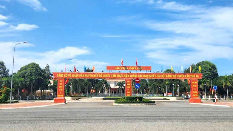 Trụ sở làm việc của Đảng bộ huyện Long Đất mới đặt tại Trung tâm Hành chính huyện Đất Đỏ. Trụ sở làm việc của Đảng bộ huyện Long Đất mới đặt tại Trung tâm Hành chính huyện Đất Đỏ.