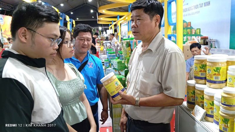 Khách hàng tham quan gian trưng bày các sản phẩm OCOP của tỉnh Bà Rịa-Vũng Tàu.