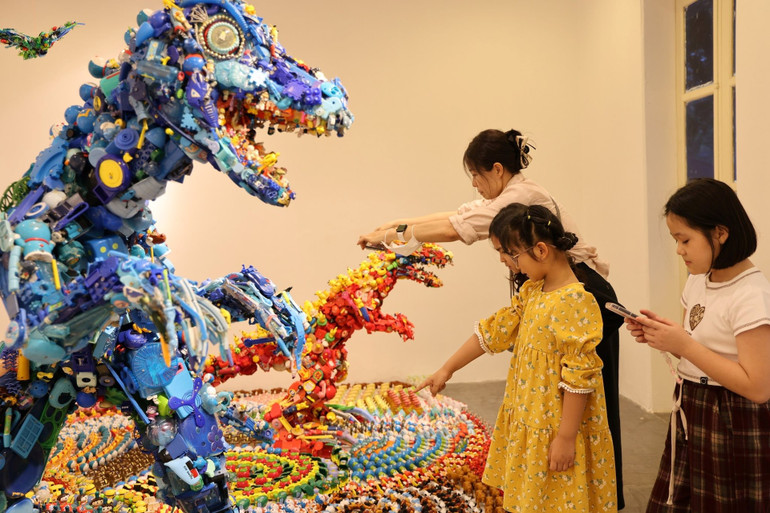 Những chú khủng long đầy màu sắc, thu hút khán giả tại phòng triển lãm ở Hà Nội. Nguồn: JP