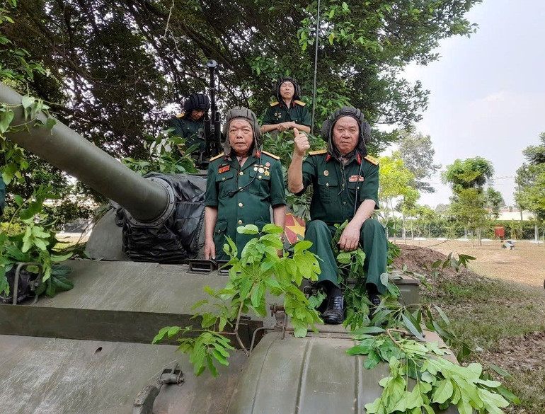 Ông Tập (bên trái), ông Toàn (bên phải) cùng đồng đội trong một buổi ghi hình. Ảnh: NVCC