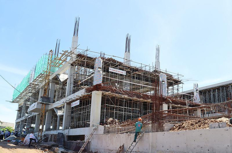 Lãnh đạo tỉnh Quảng Ngãi yêu cầu phải hoàn thành dự án Trung tâm Y tế quân-dân y kết hợp huyện Lý Sơn trước ngày 30/4/2023.