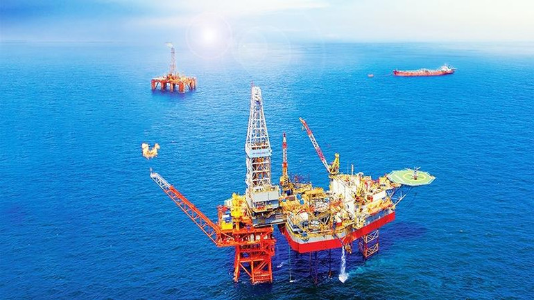 Khai thác dầu khí tại cụm mỏ Đại Hùng. Khai thác dầu khí tại cụm mỏ Đại Hùng.