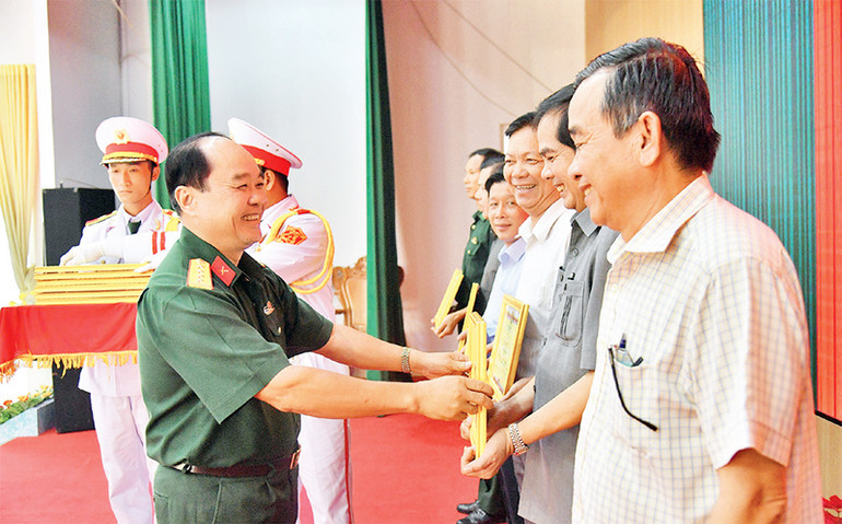 Lãnh đạo Bộ Chỉ huy quân sự tỉnh Kiên Giang trao Bằng khen tặng các tập thể có thành tích xuất sắc. Lãnh đạo Bộ Chỉ huy quân sự tỉnh Kiên Giang trao Bằng khen tặng các tập thể có thành tích xuất sắc.