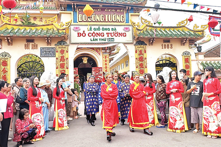 Lễ Nghinh Sắc trong lễ giỗ ông, bà Đỗ Công Tường theo nghi thức truyền thống. Lễ Nghinh Sắc trong lễ giỗ ông, bà Đỗ Công Tường theo nghi thức truyền thống.