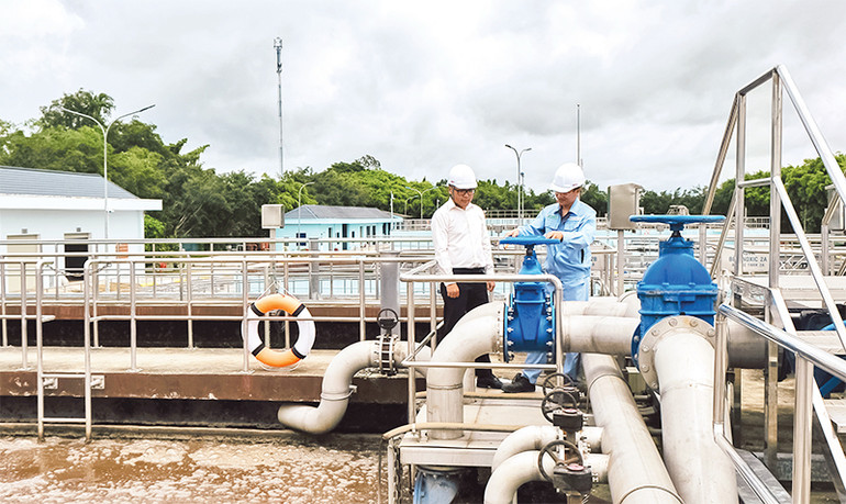 Các kỹ thuật viên Trung tâm xử lý nước thải tập trung (CIPCO) kiểm tra quá trình vận hành xử lý nước thải.
