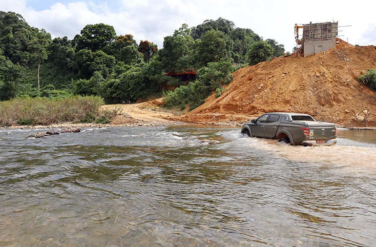 Một đoạn trên đường từ trung tâm xã Môn Sơn, huyện Con Cuông vào bản Búng.