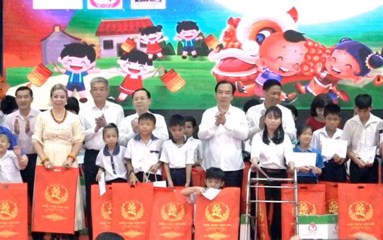 Đại biểu tặng quà các trẻ em tại chương trình.