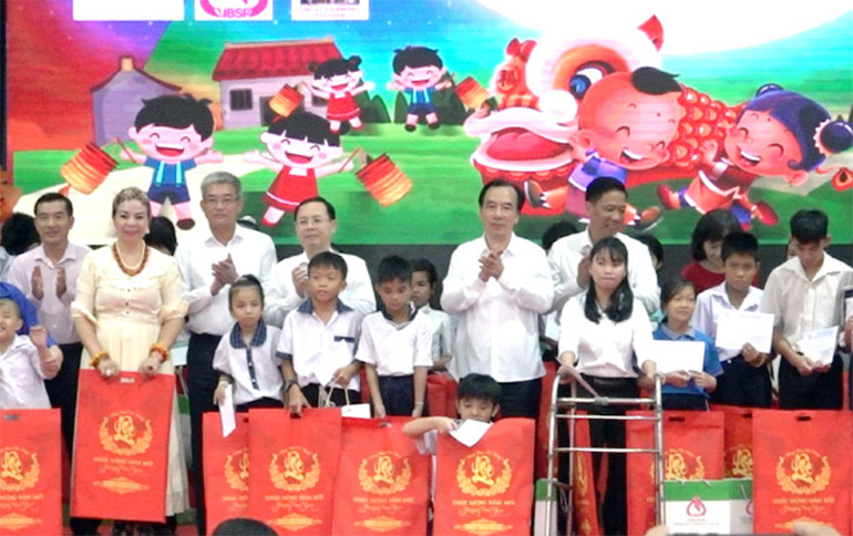 Đại biểu tặng quà các trẻ em tại chương trình. Đại biểu tặng quà các trẻ em tại chương trình.