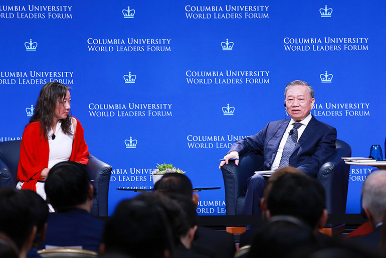 Tổng Bí thư, Chủ tịch nước Tô Lâm nói chuyện với sinh viên Đại học Columbia. (Ảnh TTXVN)