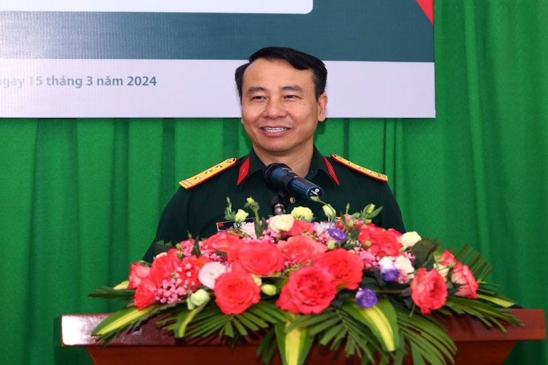 Thượng tá Lê Vũ Huy, Giám đốc Bảo tàng Lịch sử Quân sự Việt Nam phát biểu tại Lễ khai mạc.