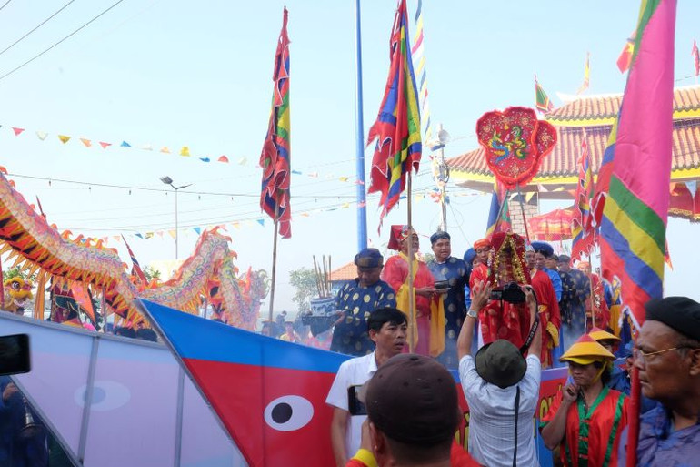 Nghi thức rước Long Vị được đi trên cầu thiết kế bằng sắt, mô phỏng hình con thuyền đánh cá.