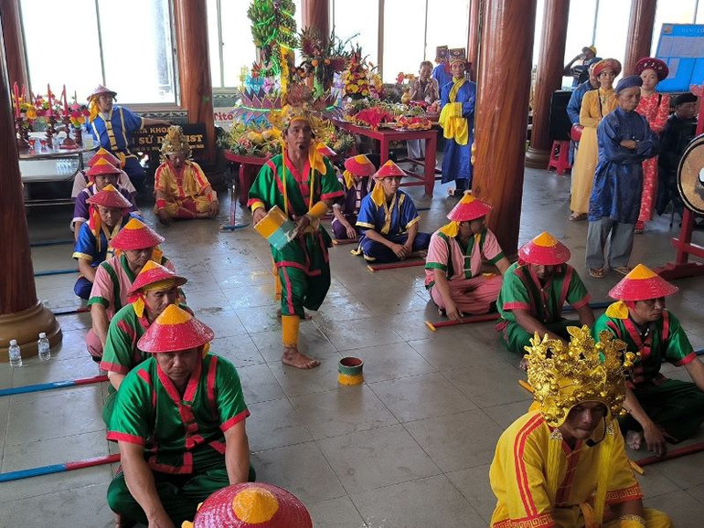 Lễ cúng Cô được tổ chức trang trọng, thành kính.