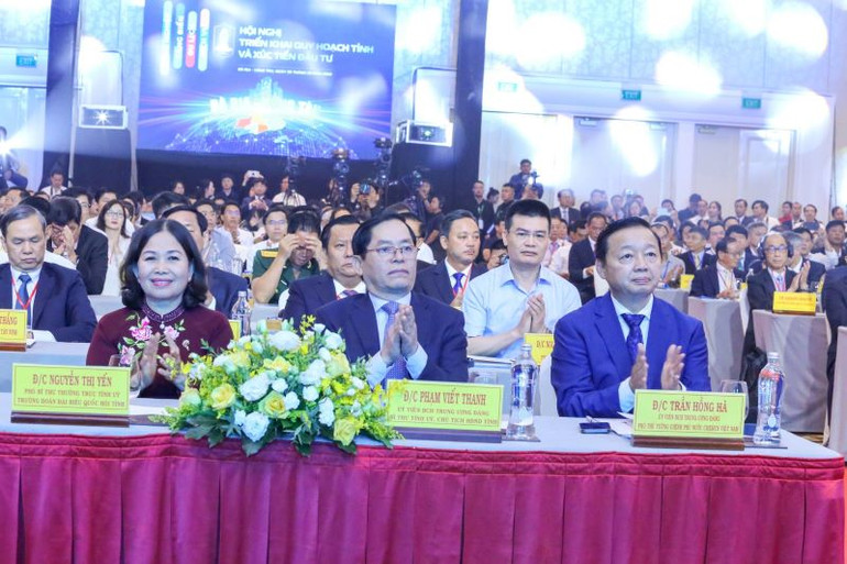 Phó Thủ tướng Chính Phủ Trần Hồng Hà tham dự và chủ trì hội nghị.