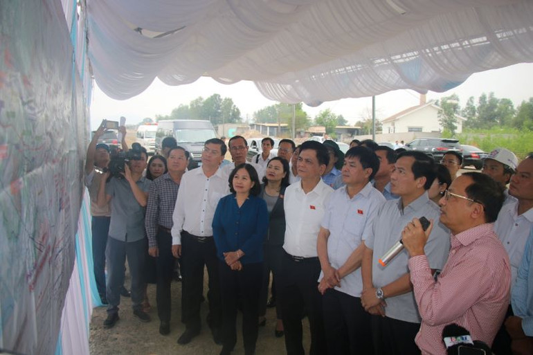 Đoàn giám sát của Quốc hội nghe báo cáo tiến độ Dự án thành phần 3 cao tốc Biên Hòa-Vũng Tàu.