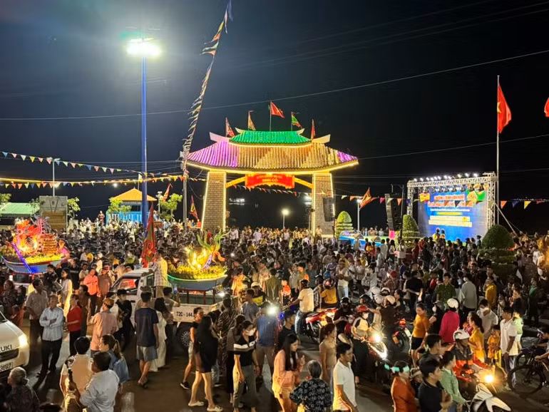 Từ sáng sớm đông đảo người dân các làng chài ven biển Long Hải và du khách tập trung tại bãi biển Long Hải. Từ sáng sớm đông đảo người dân các làng chài ven biển Long Hải và du khách tập trung tại bãi biển Long Hải.