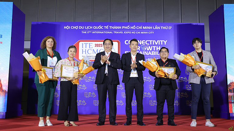 Các đại biểu trao giải Gian hàng đẹp cho các đơn vị.