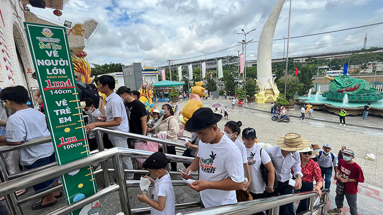 Du khách mua vé vào tham quan Khu Du lịch văn hóa Suối Tiên trong sáng nay.