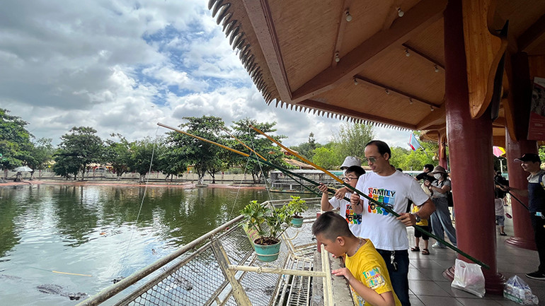 Du khách tham gia các hoạt động giải trí tại Khu du lịch văn hóa Suối Tiên sáng 1/9.