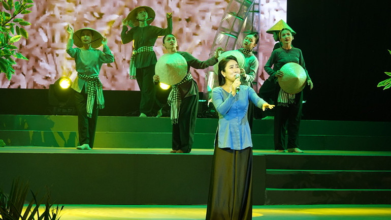 Nghệ sĩ Ưu Tú Vân Khánh trình bày ca khúc Lên ngàn.