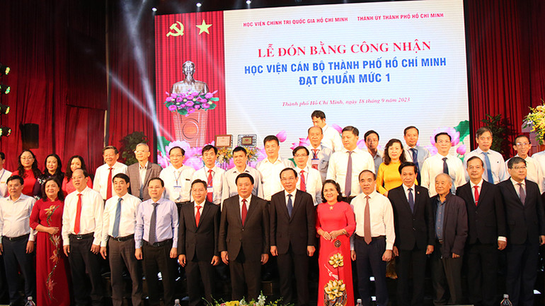 Các đại biểu chụp ảnh lưu niệm.