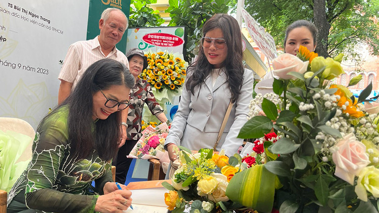 Tác giả Phạm Thị Như Thúy ký tặng sách cho các độc giả. Tác giả Phạm Thị Như Thúy ký tặng sách cho các độc giả.