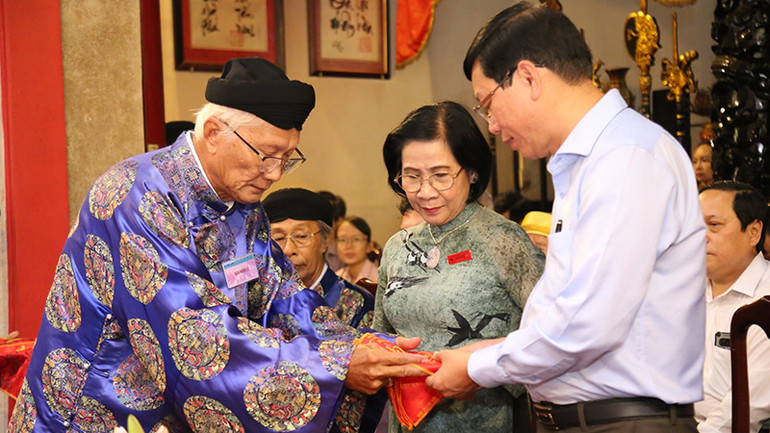 Ban tổ chức Lễ giỗ tặng lộc cho các đại biểu.