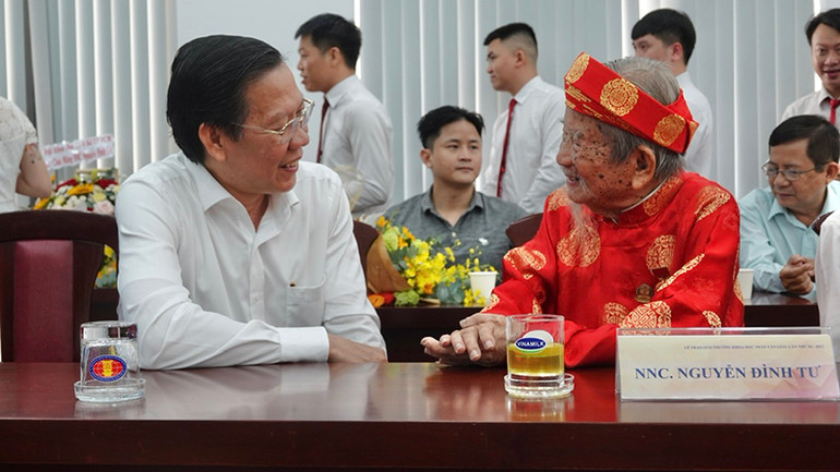 Chủ tịch Ủy ban nhân dân Thành phố Hồ Chí Minh Phan Văn Mãi chúc mừng nhà nghiên cứu Nguyễn Đình Tư.