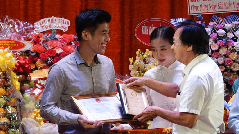 Hội Sân khấu Thành phố trao tặng Giấy khen cho các tác phẩm xuất sắc giai đoạn 2022-2023.