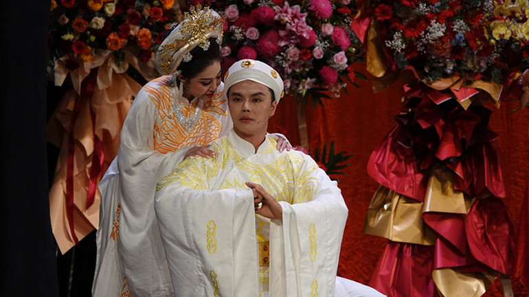 Nghệ sĩ Ưu tú Thoại Mỹ và nghệ sĩ Võ Minh Lâm biểu diễn trích đoạn vở Đêm trước ngày hoàng đạo (tác giả Võ Tử Uyên, đạo diễn Nghệ sĩ Ưu tú Hoa Hạ).