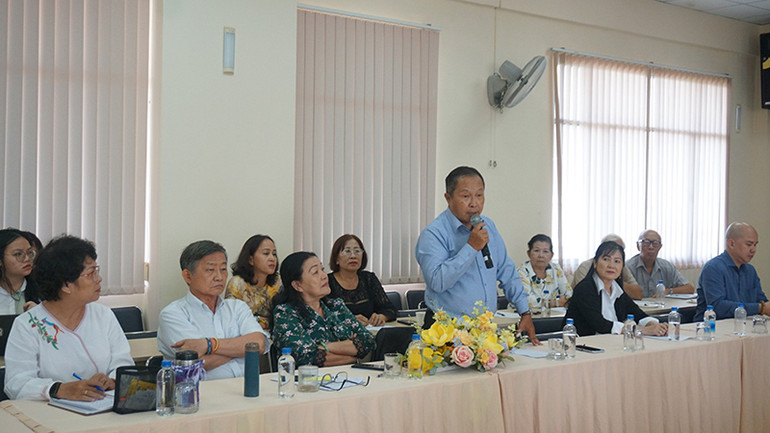 Ông Trần Ngọc Phú, kiều bào Pháp phát biểu tại hội nghị.