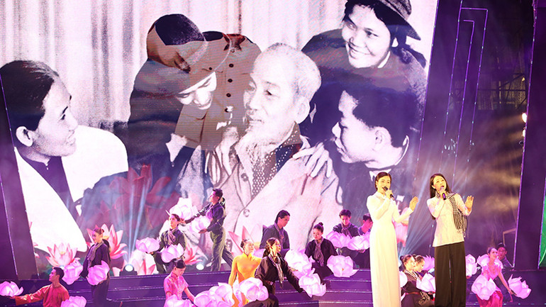 Hai ca sĩ Mai Hiền Xuân, Thùy Trinh trình bày ca khúc "Lời ca dâng Bác" (sáng tác Trọng Loan). Hai ca sĩ Mai Hiền Xuân, Thùy Trinh trình bày ca khúc "Lời ca dâng Bác" (sáng tác Trọng Loan).