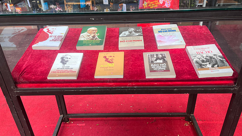 Nhiều tác phẩm về Chủ tịch Hồ Chí Minh được trưng bày tại Đường Sách Thành phố Hồ Chí Minh.