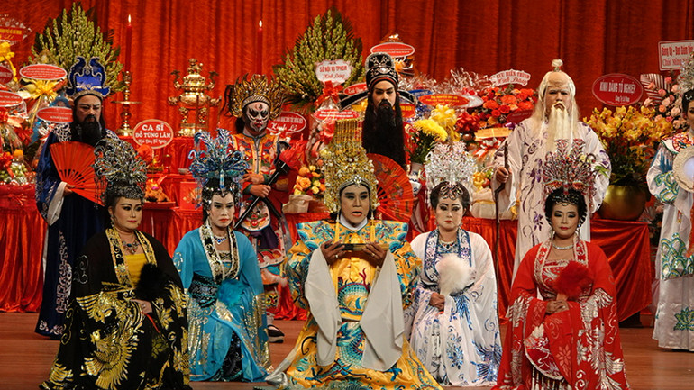 Các nghệ sĩ trình diễn nghi lễ dâng hương, thỉnh Tổ.