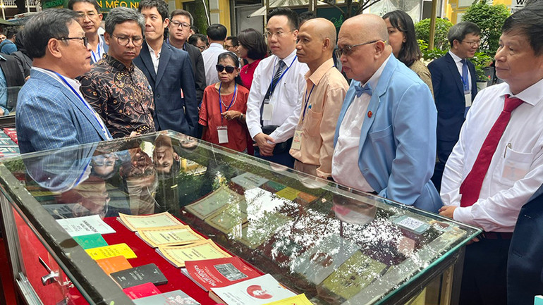 Các đại biểu tham quan tủ sách trưng bày các tác phẩm của Chủ tịch Hồ Chí Minh.