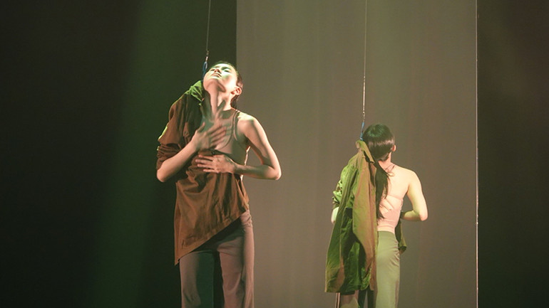 "Hoàng hôn" kể những câu chuyện phía sau những cuộc chiến. "Hoàng hôn" kể những câu chuyện phía sau những cuộc chiến.