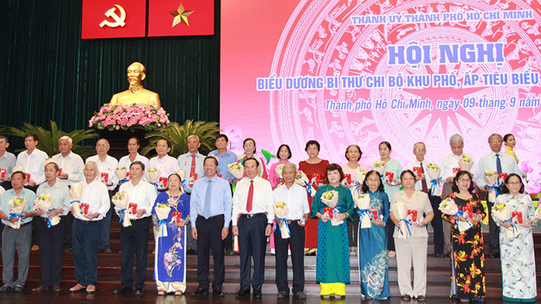 Lãnh đạo Thành ủy Thành phố Hồ Chí Minh tặng hoa, biểu trưng cho các Bí thư Chi bộ khu phố, ấp.