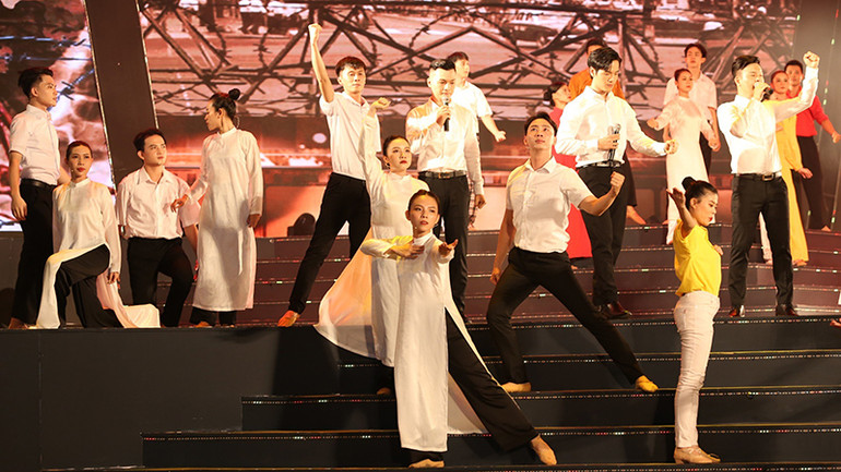 Tốp ca trình bày một tổ khúc trong chương trình. Tốp ca trình bày một tổ khúc trong chương trình.