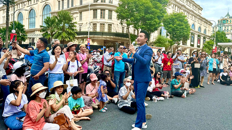 Ca sĩ Nguyễn Phi Hùng biểu diễn trong chương trình "Mùa thu và mãi mãi" sáng 2/9. (Ảnh: THỦY BÌNH)