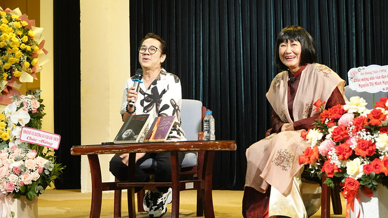 Nhà văn, Đạo diễn Nguyễn Thị Minh Ngọc và Nghệ sĩ Ưu tú Thành Lộc trong buổi giao lưu, ra mắt sách. Nhà văn, Đạo diễn Nguyễn Thị Minh Ngọc và Nghệ sĩ Ưu tú Thành Lộc trong buổi giao lưu, ra mắt sách.