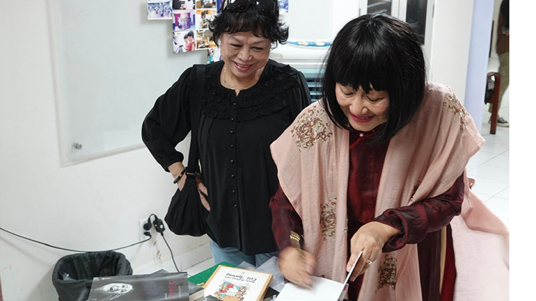 Nhà văn, Đạo diễn Nguyễn Thị Minh Ngọc ký tặng sách cho bạn bè, đồng nghiệp. Nhà văn, Đạo diễn Nguyễn Thị Minh Ngọc ký tặng sách cho bạn bè, đồng nghiệp.