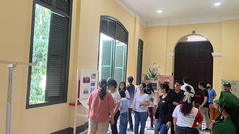 Khoảng 800 khách tham quan trụ sở Hội đồng nhân dân và Ủy ban nhân dân Thành phố trong ngày 1/9.