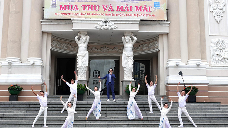 Một tiết mục trong chương trình "Mùa thu và mãi mãi" sáng 2/9. (Ảnh: THỦY BÌNH)