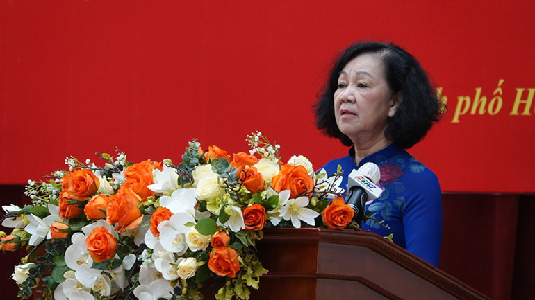 Đồng chí Trương Thị Mai, Thường trực Ban Bí thư, Trưởng Ban Tổ chức Trung ương phát biểu tại Lễ trao Huy hiệu.