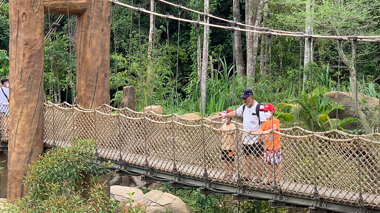 Du khách tham quan tại Safari Phú Quốc, Kiên Giang.