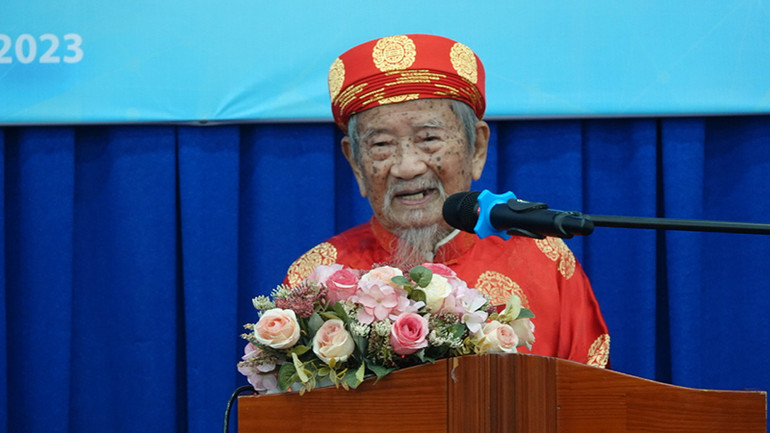 Nhà nghiên cứu Nguyễn Đình Tư phát biểu tại buổi lễ trao giải.