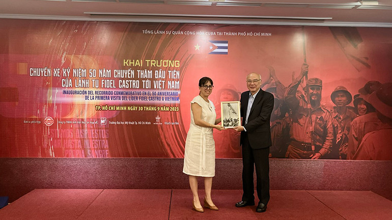 Bà Ariadne Feo Labrada, Tổng lãnh sự Cộng hòa Cuba tại Thành phố Hồ Chí Minh tặng quà cho đồng chí Phan Nguyễn Như Khuê, Trưởng Ban Tuyên giáo Thành ủy Thành phố Hồ Chí Minh.