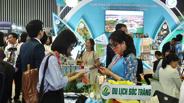 Khách tham quan tìm hiểu về du lịch Sóc Trăng.