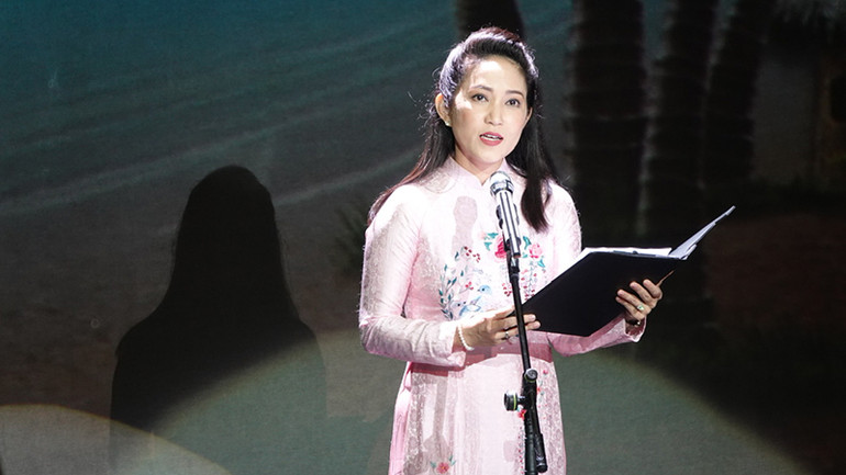 Nghệ sĩ Ưu tú Nguyễn Thị Thanh Thúy, Phó Giám đốc Sở Văn hóa và Thể thao thành phố phát biểu tại chương trình.