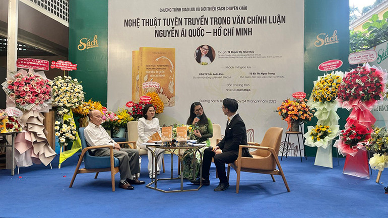 Tác giả Phạm Thị Như Thúy (thứ hai từ phải sang) cùng các diễn giả trong buổi giao lưu ra mắt sách. Tác giả Phạm Thị Như Thúy (thứ hai từ phải sang) cùng các diễn giả trong buổi giao lưu ra mắt sách.